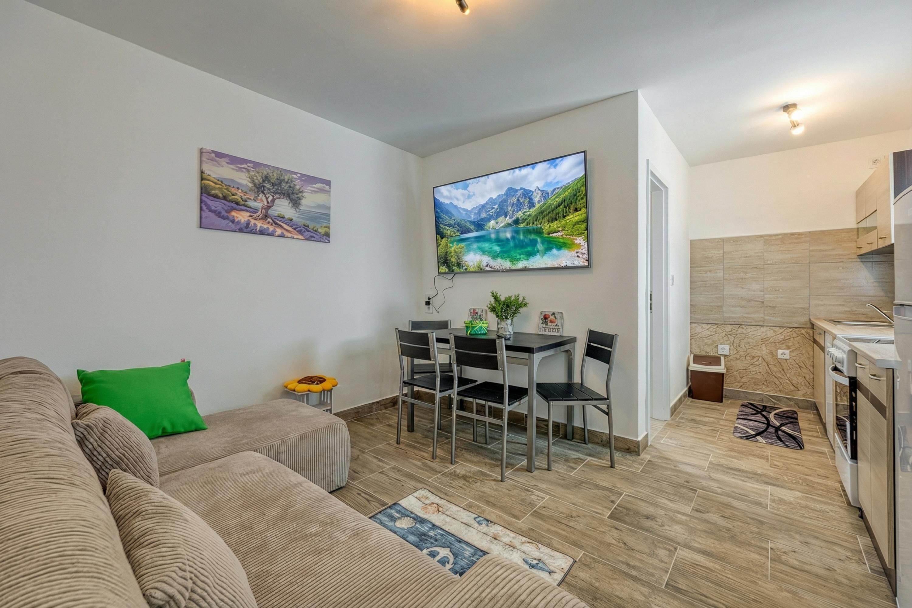 Familiehus, flere soverom, ved fjell (Island Top Sea View Estate 4) | Oppholdsområde | En 32-tommers smart-TV med kabel-kanaler
