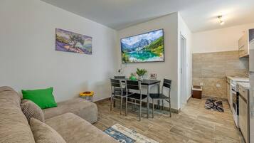 Familiehus, flere soverom, ved fjell (Island Top Sea View Estate 4) | Oppholdsområde | En 32-tommers smart-TV med kabel-kanaler