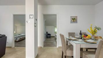 Familieleilighet, flere soverom, ved fjell (Island Top Sea View Estate 3) | Spisestue