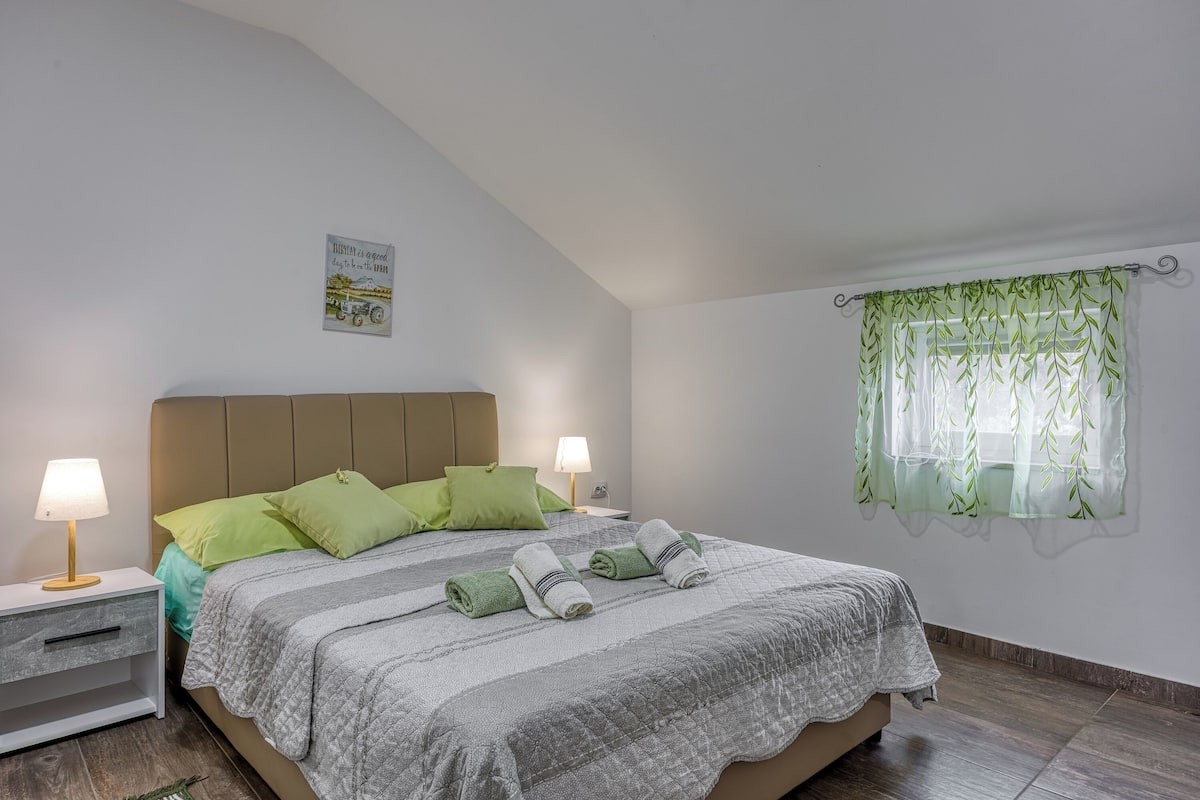 Appartamento familiare, 2 camere da letto, lato montagna (Island Top Sea View Estate 3) | 2 camere, ferro/asse da stiro, Wi-Fi gratuito, lenzuola