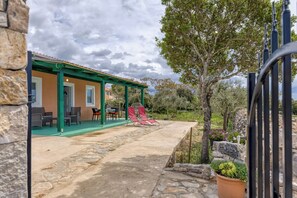 Familjehus - flera sovrum - intill bergen (Island Top Sea View Estate 4) | Terrass/Patio