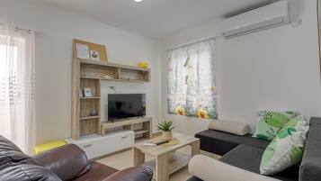 Familienapartment, Mehrere Schlafzimmer, Bergseite (Island Top Sea View Estate 3) | Wohnbereich | 32-Zoll-Smart-TV mit Kabelempfang