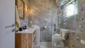 Casa familiare, camere multiple, lato montagna (Island Top Sea View Estate 4) | Bagno | Doccia, asciugacapelli, asciugamani, sapone