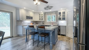 Maison, plusieurs lits, accès piscine, vue piscine (1 Harleston Green) | Cuisine privée | Cafetière/bouilloire, tables à manger