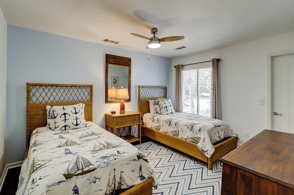 House, Multiple Beds, Patio, Garden View (1 Laughing Gull) | 4 bedrooms, individually decorated, individually furnished, bed sheets