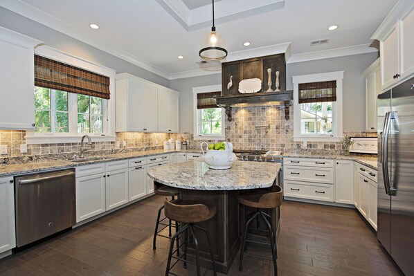 House, Multiple Beds, Kitchen, Garden View (12 Green Heron) | Private kitchen | Coffee/tea maker