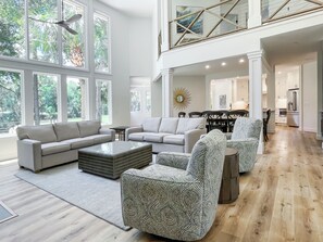 Talo, useita sänkyjä, keittiö, näköala puutarhaan (9 Loblolly) | Oleskelualue | 42–tuumainen taulutelevisio, jossa digitaalikanavat