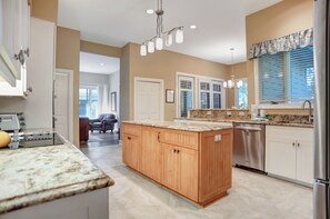 Maison, plusieurs lits, cuisine, vue piscine (3 Sprunt Pond) | Cuisine privée | Cafetière/bouilloire