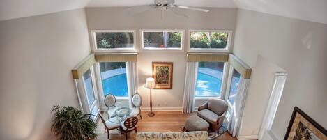 ハウス ベッド (複数台) キッチン プールビュー (3 Sprunt Pond) | リビング エリア | 42 インチの薄型テレビ (デジタル放送視聴可)