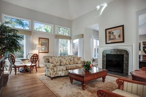 Casa, varias camas, cocina, vista a la alberca (3 Sprunt Pond) | Área de sala de estar | Televisión de pantalla plana de 42 pulgadas con canales digitales 