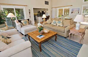 Hus - flere senge - udsigt til pool (2 Gull Point Road) | Opholdsområde | 42-tommers fladskærms-tv med digitale kanaler