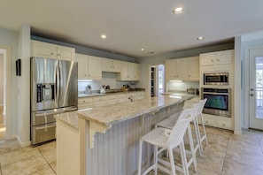 Maison, plusieurs lits, cuisine, vue piscine (12 Black Tern) | Cuisine privée | Cafetière/bouilloire, tables à manger