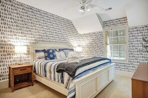 Maison, plusieurs lits, cuisine, vue piscine (2 Belted Kingfisher) | 5 chambres, décoration personnalisée, ameublement personnalisé