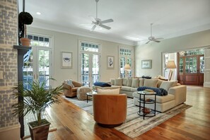 House, Multiple Beds, Kitchen, Pool View (2 Belted Kingfisher) | Living area