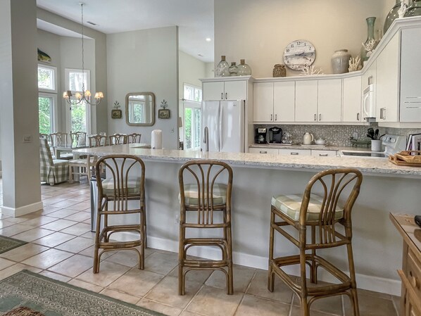 Casa, varias camas, balcón, vista a la alberca (3 Spotted Sandpiper) | Cocina privada | Cafetera y tetera 