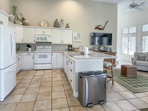 Maison, plusieurs lits, balcon, vue piscine (3 Spotted Sandpiper) | Cuisine privée | Cafetière/bouilloire