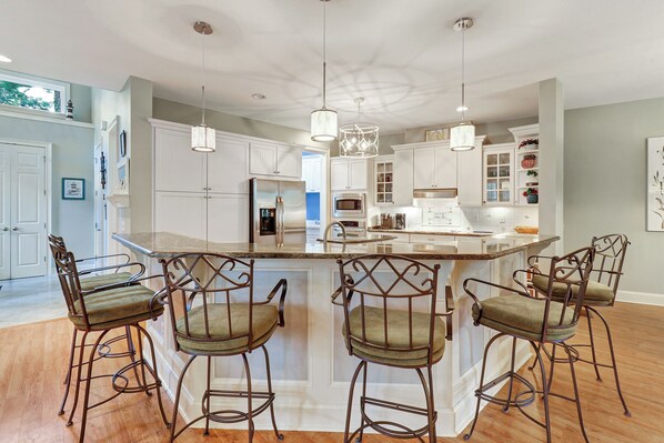 Casa, varias camas, cocina, vista al jardín (2 Genoa Court) | Cocina privada | Cafetera y tetera y comedor 