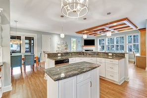 Maison, plusieurs lits, cuisine, vue jardin (2 Genoa Court) | Cuisine privée | Cafetière/bouilloire, tables à manger