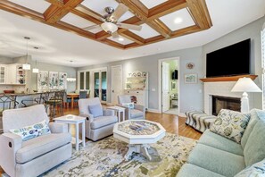 Huis, meerdere bedden, keuken, uitzicht op tuin (2 Genoa Court) | Woonruimte | Een 42-inch flatscreentelevisie met digitale zenders