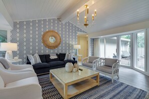 Ferienhaus, Mehrere Betten, Küche, Poolblick (9 Baynard Cove) | Wohnbereich | 42-Zoll-Flachbildfernseher mit Digitalempfang