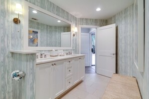 House, Multiple Beds, Kitchen, Pool View (9 Baynard Cove) | Bathroom