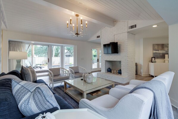 House, Multiple Beds, Kitchen, Pool View (9 Baynard Cove) | Living area