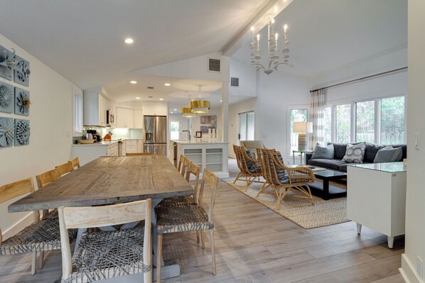 House, Multiple Beds, Kitchen, Pool View (9 Baynard Cove) | Interior