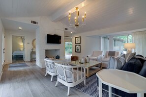 House, Multiple Beds, Kitchen, Pool View (9 Baynard Cove) | Interior