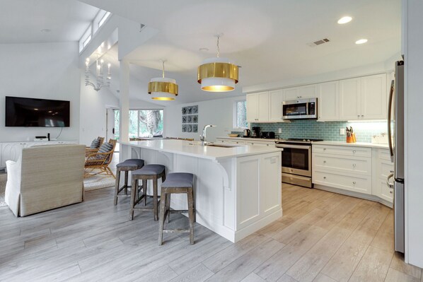 Maison, plusieurs lits, cuisine, vue piscine (9 Baynard Cove) | Cuisine privée | Cafetière/bouilloire, tables à manger