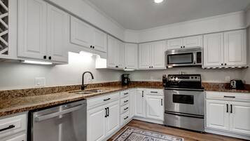 Biệt thự, nhiều giường, bếp (10 Turtle Lane) | Bếp riêng | Dụng cụ pha cà phê/trà, bàn ăn