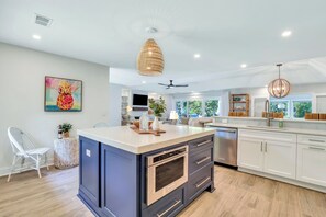 House, Multiple Beds, Kitchen, Pool View (4 Cannon Row) | Private kitchen | Coffee/tea maker, dining tables