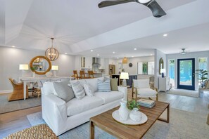 Ferienhaus, Mehrere Betten, Küche, Poolblick (4 Cannon Row) | Wohnbereich | 42-Zoll-Flachbildfernseher mit Digitalempfang