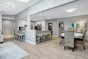Maison, plusieurs lits, cuisine, vue piscine (9 Planters Wood Court) | Intérieur