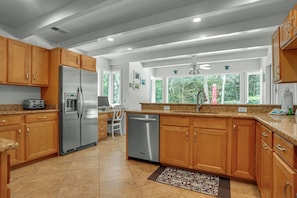 Maison, plusieurs lits, cuisine, vue piscine (8 Wood Ibis) | Cuisine privée | Cafetière/bouilloire, tables à manger