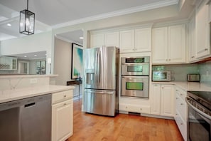 Maison, plusieurs lits, cuisine, vue piscine (9 Green Heron) | Cuisine privée | Cafetière/bouilloire, tables à manger