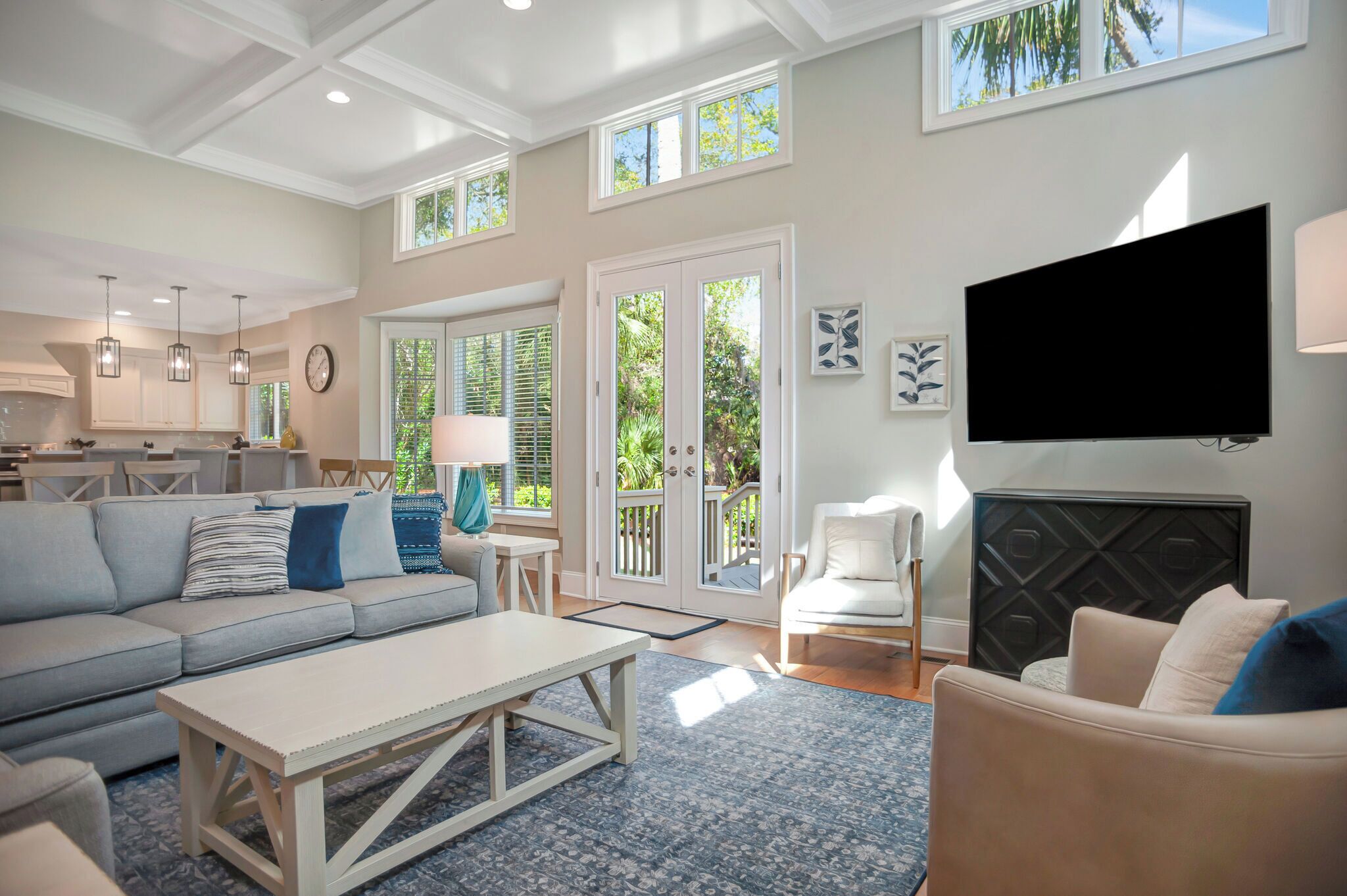 Ferienhaus, Mehrere Betten, Küche, Poolblick (9 Green Heron) | Wohnbereich | 42-Zoll-Flachbildfernseher mit Digitalempfang