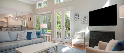 Ferienhaus, Mehrere Betten, Küche, Poolblick (9 Green Heron) | Wohnbereich | 42-Zoll-Flachbildfernseher mit Digitalempfang