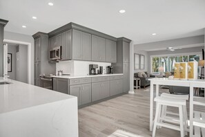 House, Multiple Beds, Pool Access, Garden View (8 Windjammer Court) | Interior