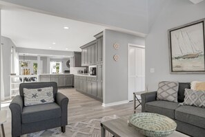 Maison, plusieurs lits, accès piscine, vue jardin (8 Windjammer Court) | Intérieur