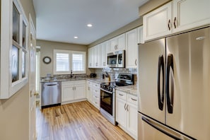 Villa, plusieurs lits, patio, vue jardin (5 Turtle Lane) | Cuisine privée | Cafetière/bouilloire, tables à manger
