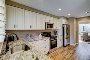 Villa, plusieurs lits, patio, vue jardin (5 Turtle Lane) | Cuisine privée | Cafetière/bouilloire, tables à manger