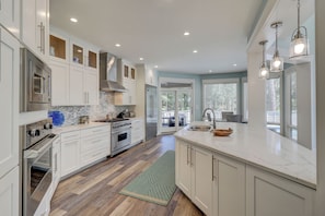 Maison, plusieurs lits, cuisine, vue piscine (10 Laughing Gull) | Cuisine privée | Cafetière/bouilloire, tables à manger