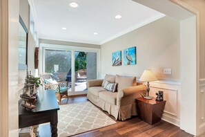 Hus - flera sängar - tillgång till pool - utsikt mot poolen (6 Windjammer Court) | Vardagsrum | 42-tums platt-tv med digitalkanaler