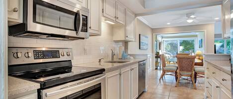 獨棟房屋, 多張床, 可使用泳池, 泳池景觀 (6 Windjammer Court) | 私人廚房 | 咖啡機/沖茶器、餐桌