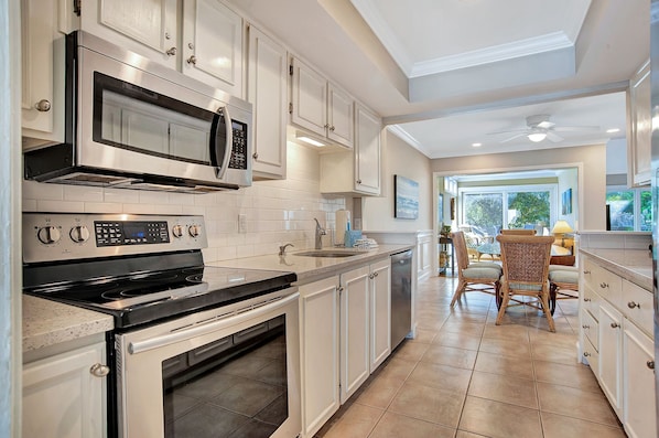 Maison, plusieurs lits, accès piscine, vue piscine (6 Windjammer Court) | Cuisine privée | Cafetière/bouilloire, tables à manger