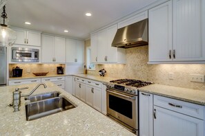 Maison, plusieurs lits, accès piscine, vue piscine (13 Spotted Sandpiper) | Cuisine privée | Cafetière/bouilloire, tables à manger