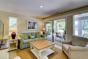 Ferienhaus, Mehrere Betten, Poolzugang, Poolblick (13 Spotted Sandpiper) | Wohnbereich | 42-Zoll-Flachbildfernseher mit Digitalempfang