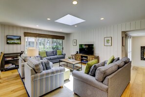 Ferienhaus, Mehrere Betten, Poolzugang, Poolblick (13 Spotted Sandpiper) | Wohnbereich | 42-Zoll-Flachbildfernseher mit Digitalempfang