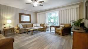 Maison, Plusieurs lits, vue sur la piscine (2 Spotted Sandpiper) | Aire de séjour | Téléviseur à écran plat de 42 po avec télévision numérique