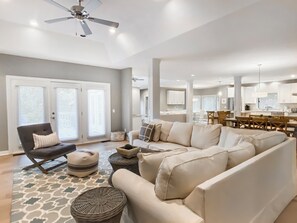 Maison, plusieurs lits, cuisine, vue jardin (6 Painted Bunting) | Coin séjour | Télévision à écran plat de 42 pouces avec chaînes numériques